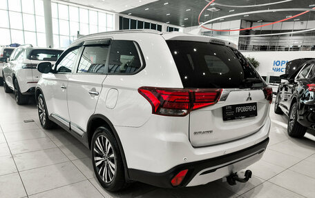 Mitsubishi Outlander III рестайлинг 3, 2021 год, 2 650 000 рублей, 11 фотография
