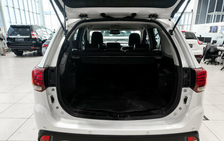 Mitsubishi Outlander III рестайлинг 3, 2021 год, 2 650 000 рублей, 14 фотография