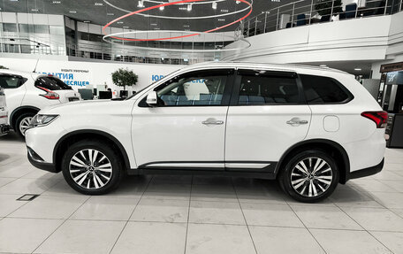 Mitsubishi Outlander III рестайлинг 3, 2021 год, 2 650 000 рублей, 12 фотография