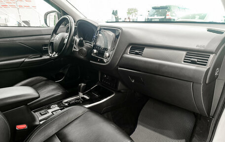 Mitsubishi Outlander III рестайлинг 3, 2021 год, 2 650 000 рублей, 15 фотография