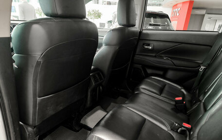 Mitsubishi Outlander III рестайлинг 3, 2021 год, 2 650 000 рублей, 16 фотография