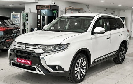 Mitsubishi Outlander III рестайлинг 3, 2021 год, 2 650 000 рублей, 5 фотография