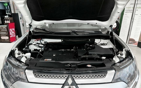 Mitsubishi Outlander III рестайлинг 3, 2021 год, 2 650 000 рублей, 13 фотография