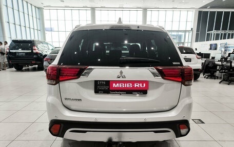 Mitsubishi Outlander III рестайлинг 3, 2021 год, 2 650 000 рублей, 10 фотография