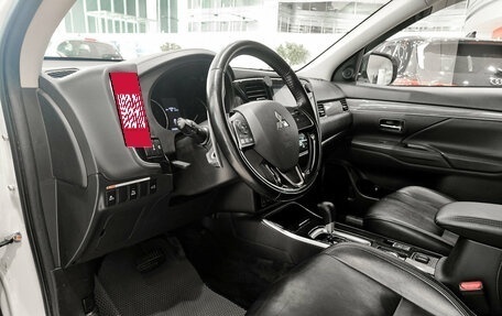 Mitsubishi Outlander III рестайлинг 3, 2021 год, 2 650 000 рублей, 20 фотография