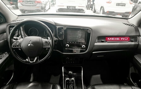 Mitsubishi Outlander III рестайлинг 3, 2021 год, 2 650 000 рублей, 18 фотография