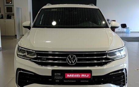 Volkswagen Tiguan II, 2021 год, 4 220 000 рублей, 2 фотография