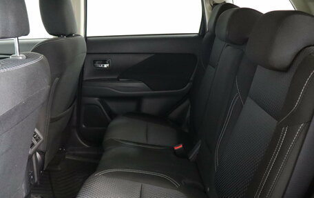Mitsubishi Outlander III рестайлинг 3, 2021 год, 2 299 000 рублей, 14 фотография