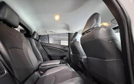 Toyota Prius IV XW50, 2018 год, 1 885 000 рублей, 12 фотография