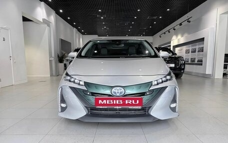 Toyota Prius IV XW50, 2018 год, 1 885 000 рублей, 2 фотография