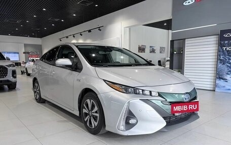 Toyota Prius IV XW50, 2018 год, 1 885 000 рублей, 3 фотография