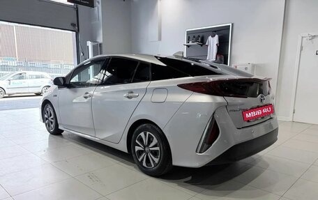 Toyota Prius IV XW50, 2018 год, 1 885 000 рублей, 6 фотография