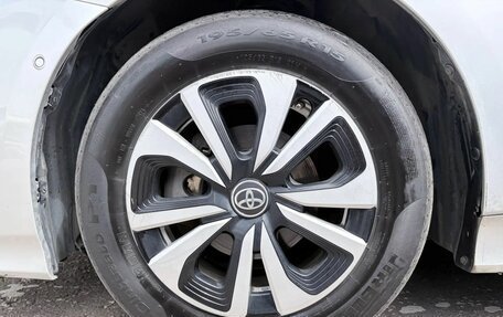 Toyota Prius IV XW50, 2018 год, 1 885 000 рублей, 19 фотография