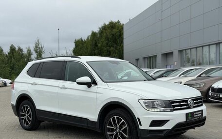 Volkswagen Tiguan II, 2020 год, 2 830 000 рублей, 2 фотография