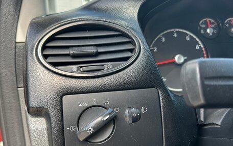 Ford Focus II рестайлинг, 2005 год, 400 000 рублей, 23 фотография