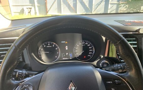 Mitsubishi Outlander III рестайлинг 3, 2021 год, 2 650 000 рублей, 15 фотография