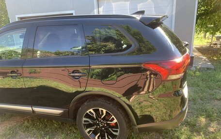 Mitsubishi Outlander III рестайлинг 3, 2021 год, 2 650 000 рублей, 12 фотография