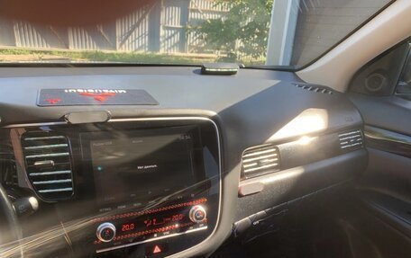 Mitsubishi Outlander III рестайлинг 3, 2021 год, 2 650 000 рублей, 13 фотография