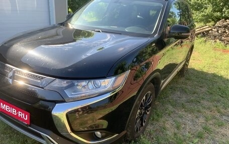 Mitsubishi Outlander III рестайлинг 3, 2021 год, 2 650 000 рублей, 3 фотография