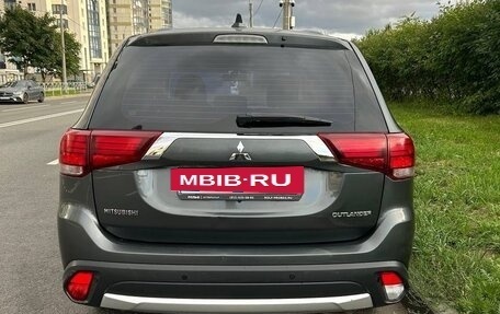 Mitsubishi Outlander III рестайлинг 3, 2018 год, 1 425 000 рублей, 5 фотография
