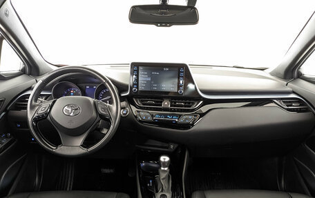 Toyota C-HR I рестайлинг, 2020 год, 2 800 000 рублей, 13 фотография