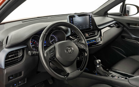 Toyota C-HR I рестайлинг, 2020 год, 2 800 000 рублей, 14 фотография