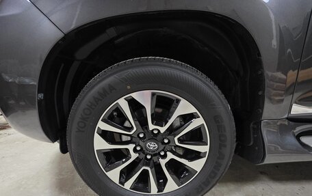 Toyota Land Cruiser Prado 150 рестайлинг 2, 2022 год, 9 110 000 рублей, 4 фотография