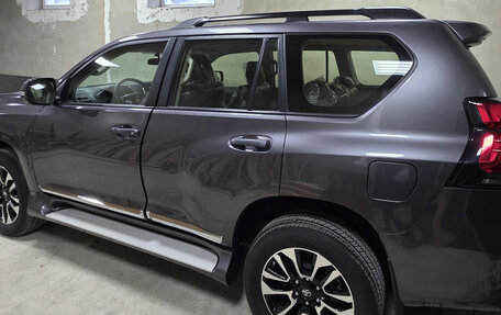 Toyota Land Cruiser Prado 150 рестайлинг 2, 2022 год, 9 110 000 рублей, 2 фотография
