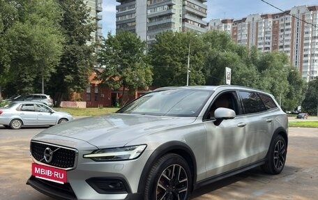 Volvo V60 Cross Country II, 2019 год, 3 750 000 рублей, 2 фотография