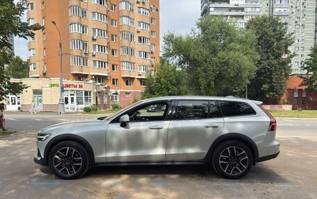 Volvo V60 Cross Country II, 2019 год, 3 750 000 рублей, 3 фотография