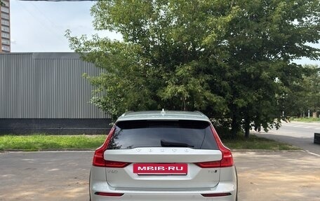 Volvo V60 Cross Country II, 2019 год, 3 750 000 рублей, 5 фотография