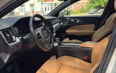 Volvo V60 Cross Country II, 2019 год, 3 750 000 рублей, 8 фотография