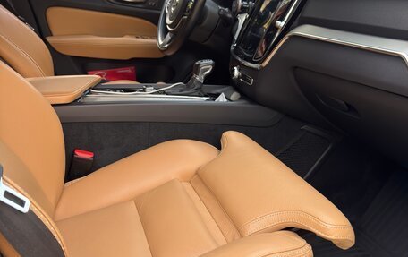 Volvo V60 Cross Country II, 2019 год, 3 750 000 рублей, 9 фотография