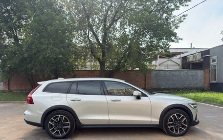Volvo V60 Cross Country II, 2019 год, 3 750 000 рублей, 4 фотография