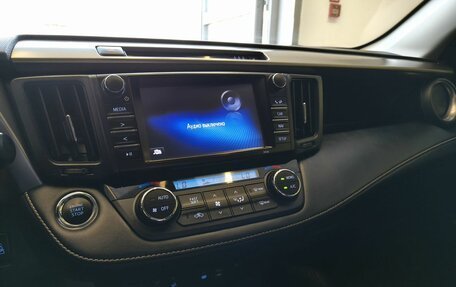 Toyota RAV4, 2018 год, 2 290 000 рублей, 11 фотография