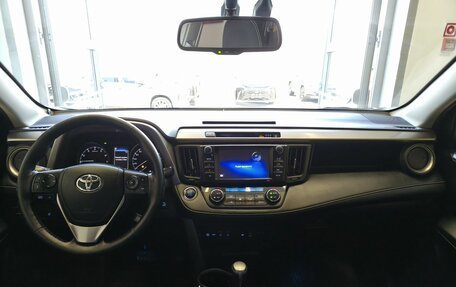 Toyota RAV4, 2018 год, 2 290 000 рублей, 8 фотография