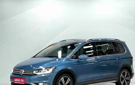Volkswagen Touran III, 2022 год, 2 400 000 рублей, 1 фотография
