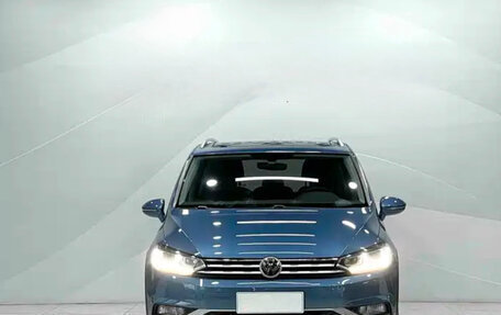 Volkswagen Touran III, 2022 год, 2 400 000 рублей, 2 фотография