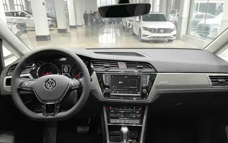 Volkswagen Touran III, 2022 год, 2 400 000 рублей, 8 фотография