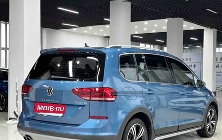 Volkswagen Touran III, 2022 год, 2 400 000 рублей, 4 фотография