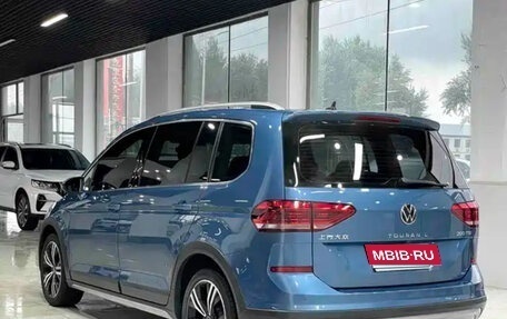 Volkswagen Touran III, 2022 год, 2 400 000 рублей, 6 фотография