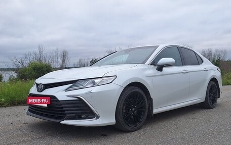 Toyota Camry, 2021 год, 3 000 000 рублей, 2 фотография