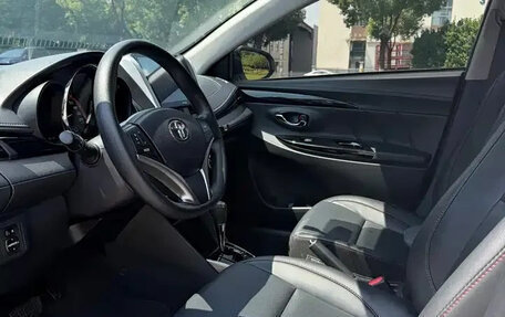 Toyota Yaris, 2022 год, 1 360 000 рублей, 8 фотография