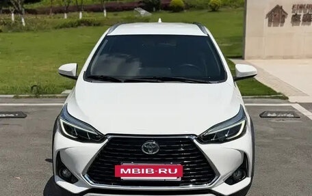 Toyota Yaris, 2022 год, 1 360 000 рублей, 2 фотография