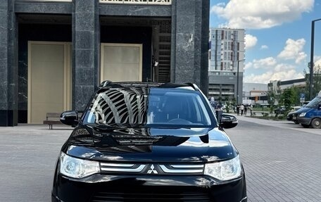 Mitsubishi Outlander III рестайлинг 3, 2014 год, 1 950 000 рублей, 2 фотография