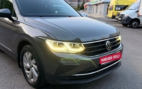 Volkswagen Tiguan II, 2021 год, 2 850 000 рублей, 2 фотография