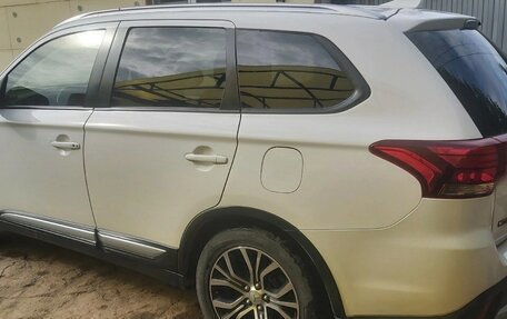 Mitsubishi Outlander III рестайлинг 3, 2018 год, 2 000 000 рублей, 4 фотография