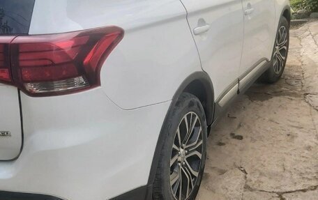 Mitsubishi Outlander III рестайлинг 3, 2018 год, 2 000 000 рублей, 8 фотография