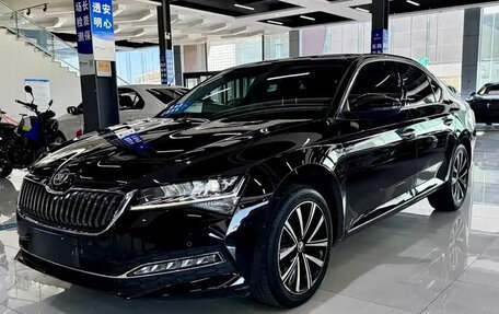 Skoda Superb III рестайлинг, 2023 год, 2 300 000 рублей, 1 фотография