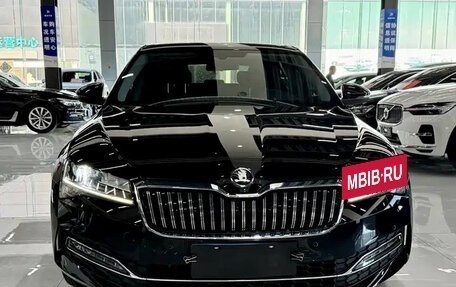 Skoda Superb III рестайлинг, 2023 год, 2 300 000 рублей, 2 фотография